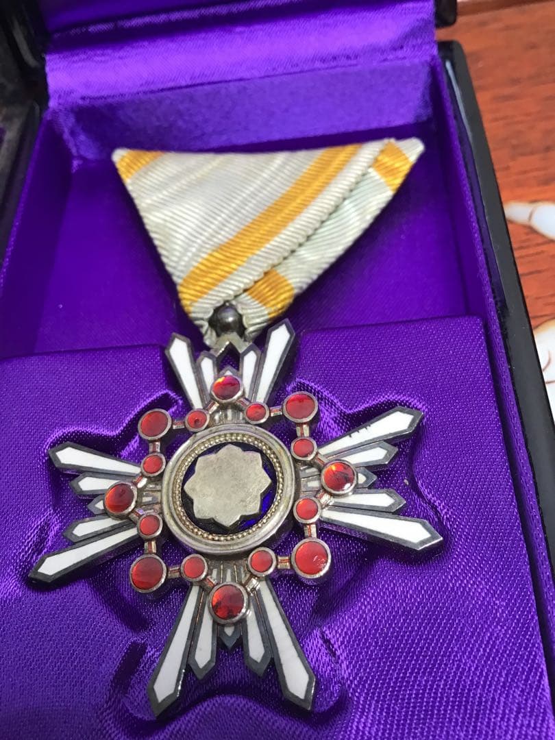 送料無料‼️勲六等瑞宝章 勲章徽章 記章 2点まとめて 旧日本軍 - メルカリ