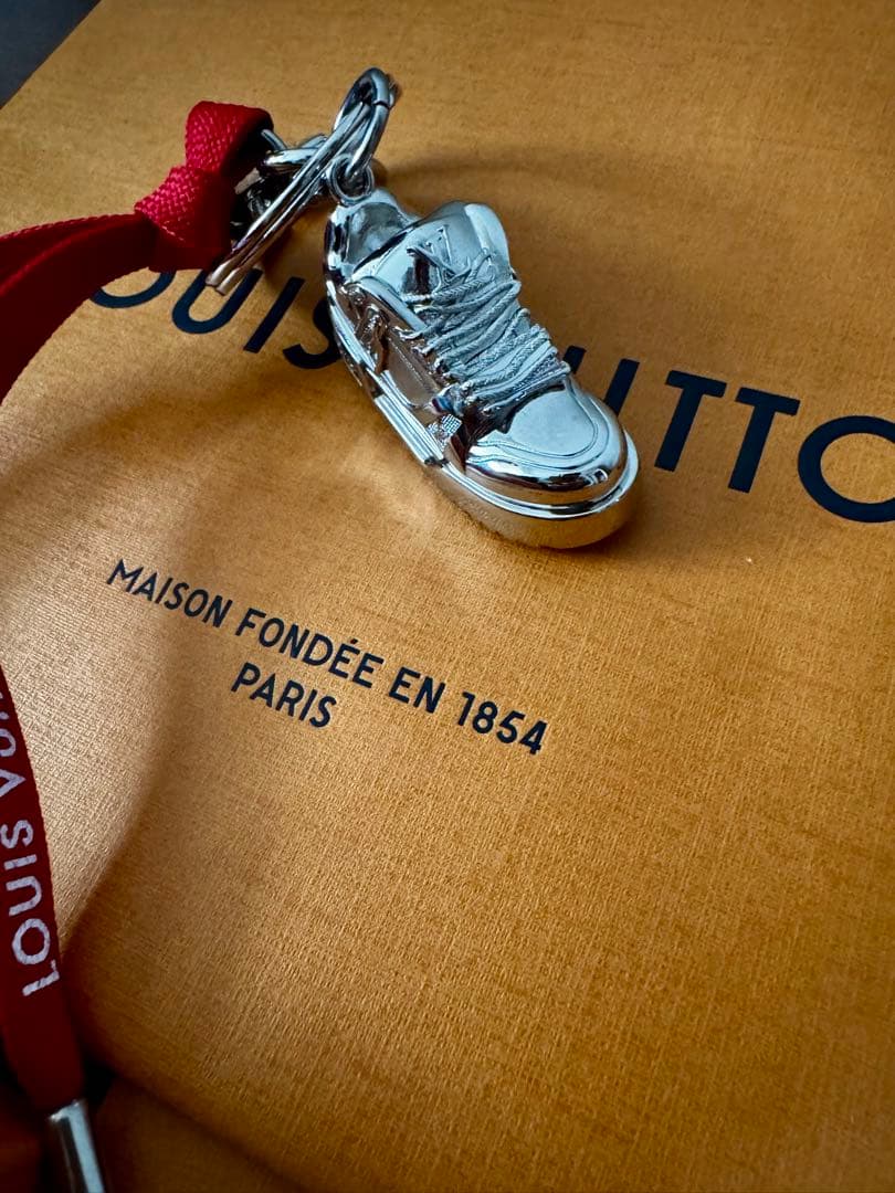 け*け様 正規美品 ルイヴィトンLV トレーナーシルバーメタル