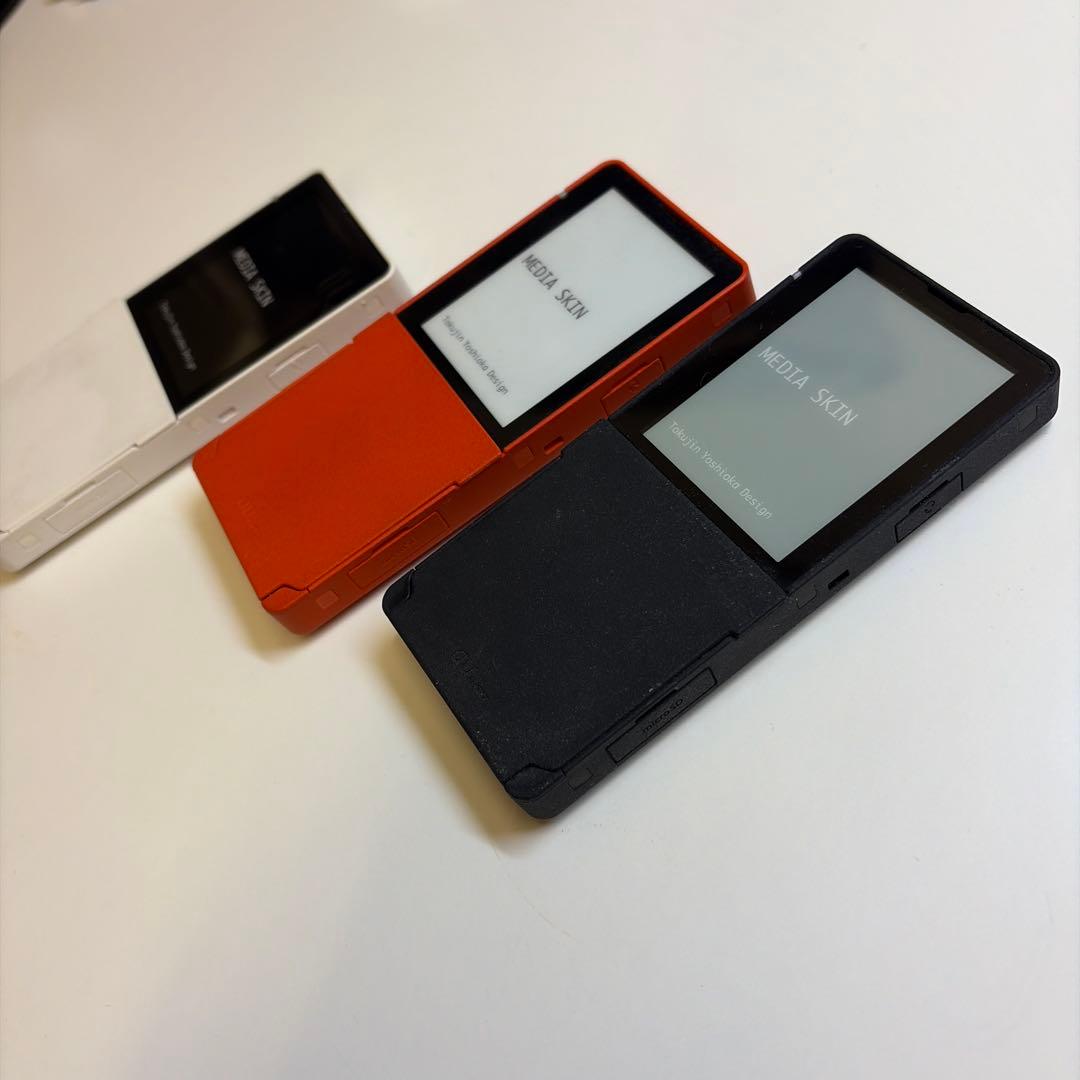 モックアップ｜au MEDIA SKIN｜ガラケー｜吉岡徳仁｜プロダクト