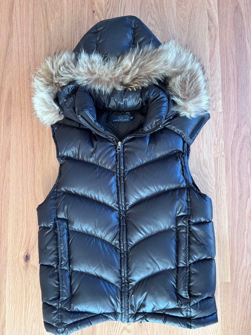 FRED PERRY フード付き リアルファー ダウンベスト Mサイズ ブラック FRED PERRY（フレッドペリー） ダウンベスト ベスト Insulated Gilet