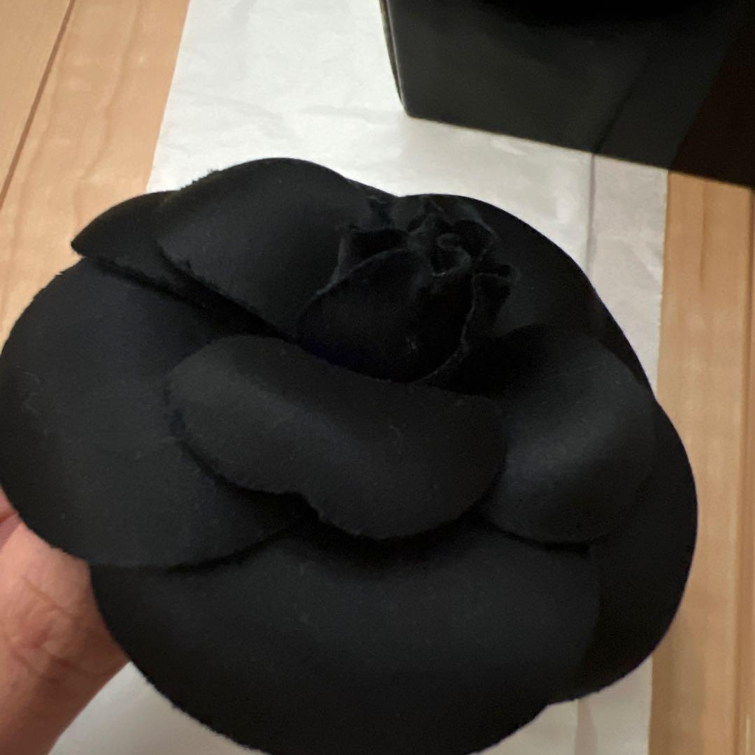 ぬ*ッ様 CHANEL ブラック ブローチ 箱付き　9.5cm