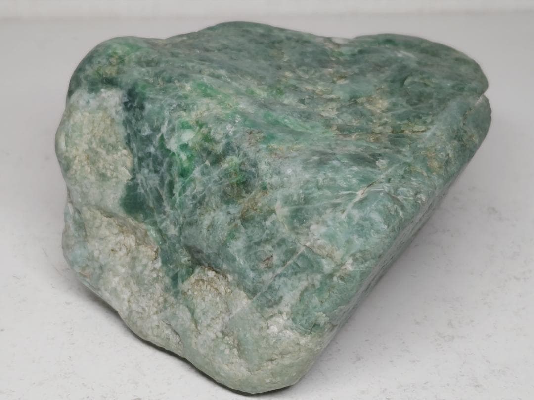糸魚川産・815g 翡翠 ヒスイ 鑑賞石 原石 自然石 誕生石 鉱石 鉱物