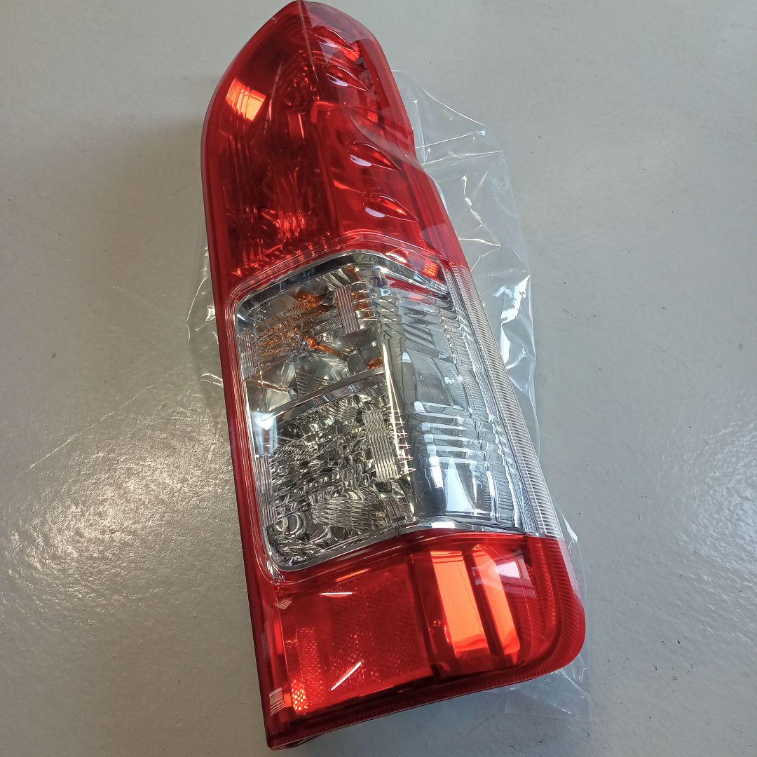 半年使用】【送料無料】トヨタ 200系ハイエース純正後期テールランプ