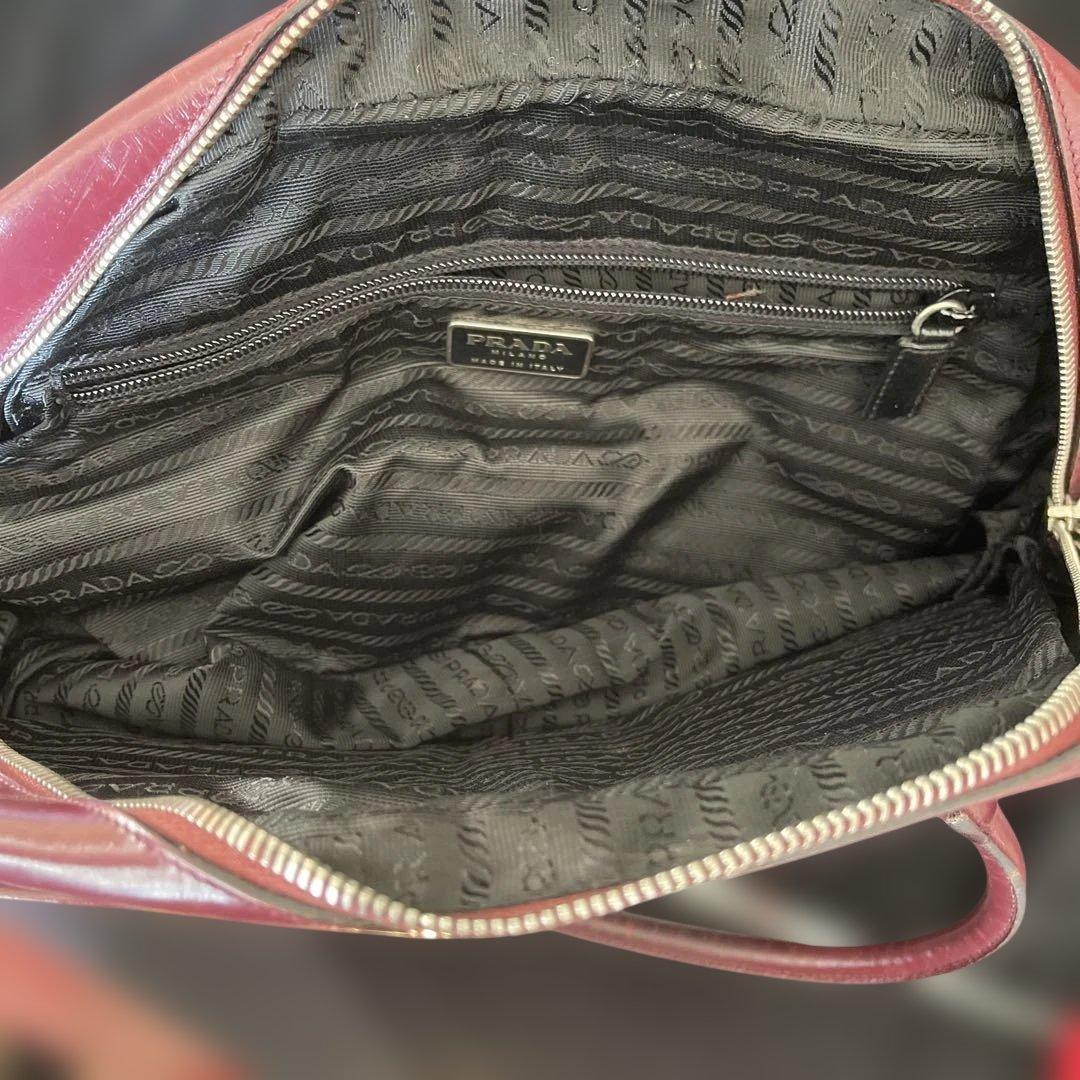 プラダ 黒と赤のパーフォレーションハンドバッグ