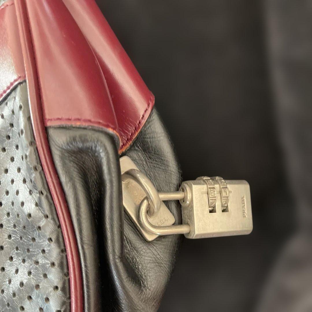 プラダ 黒と赤のパーフォレーションハンドバッグ