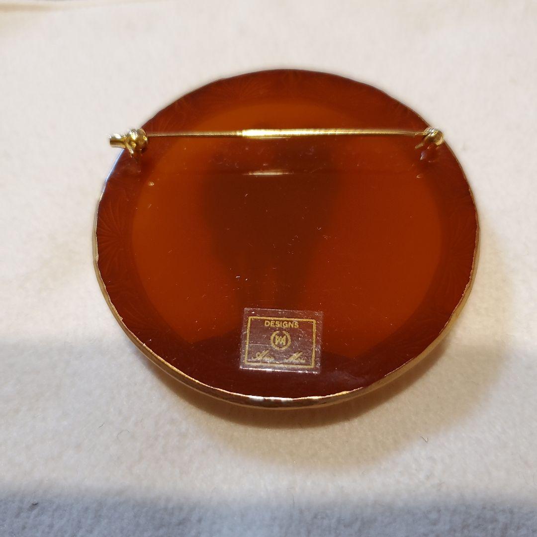 アキオモリ 白鼈甲調樹脂 山羊ブローチ