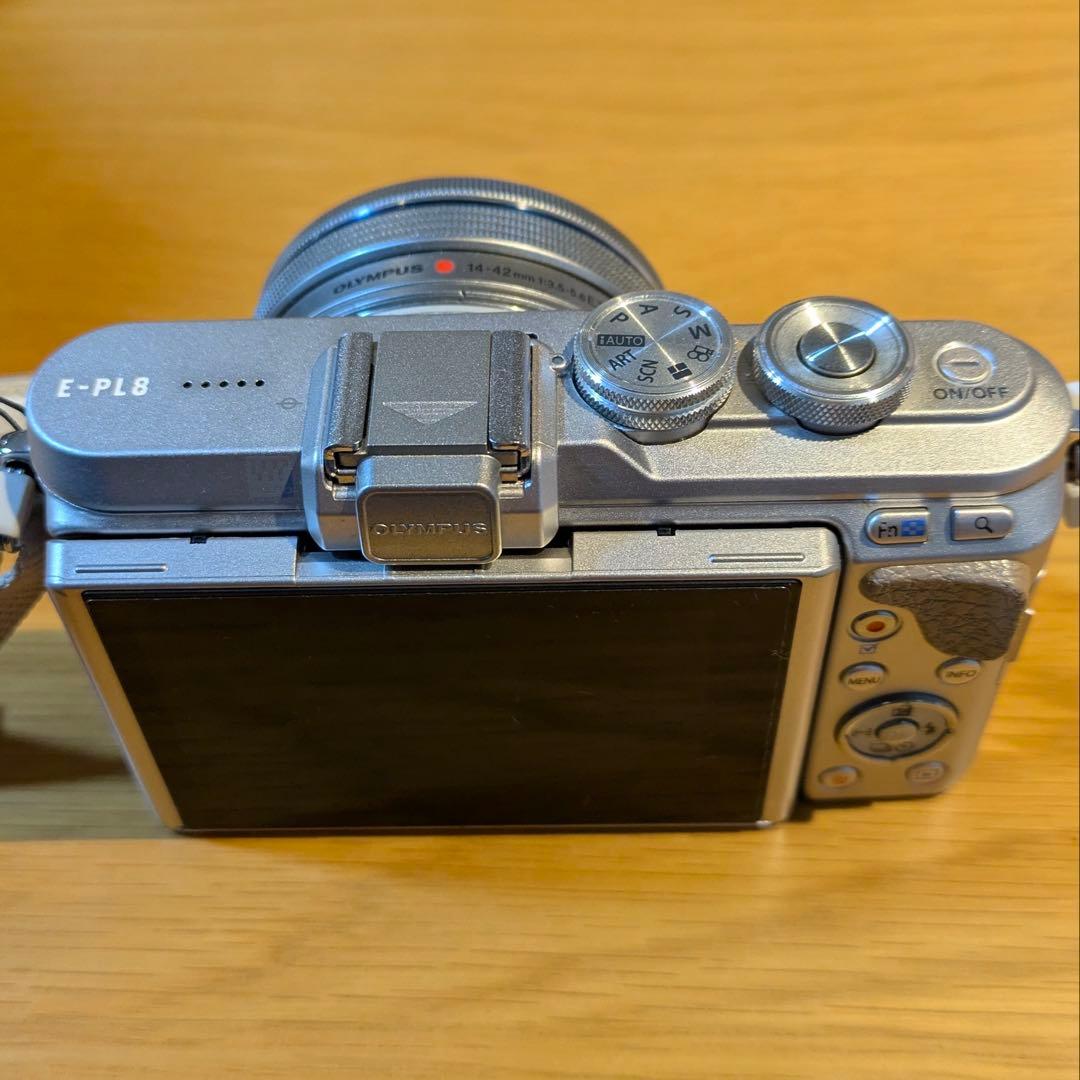 値下げ】Olympus E-PL8 ミラーレス一眼、ストラップ、ケース