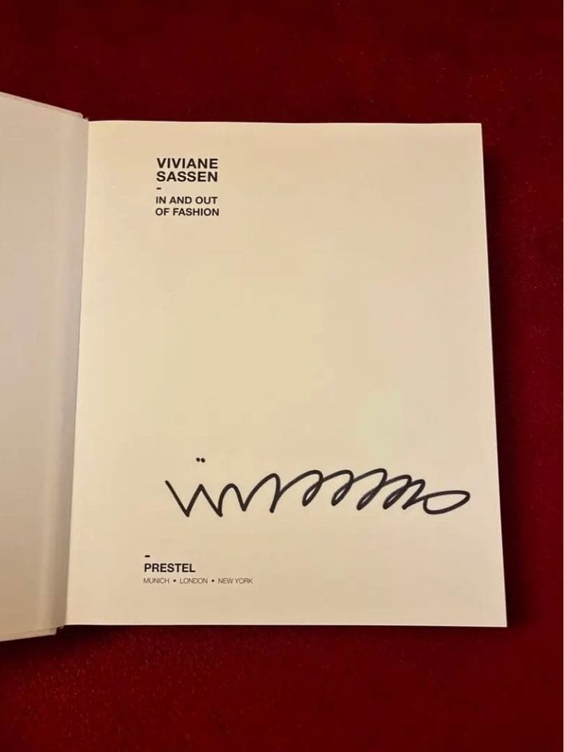 サイン付Viviane Sassen:In and Out of Fashion