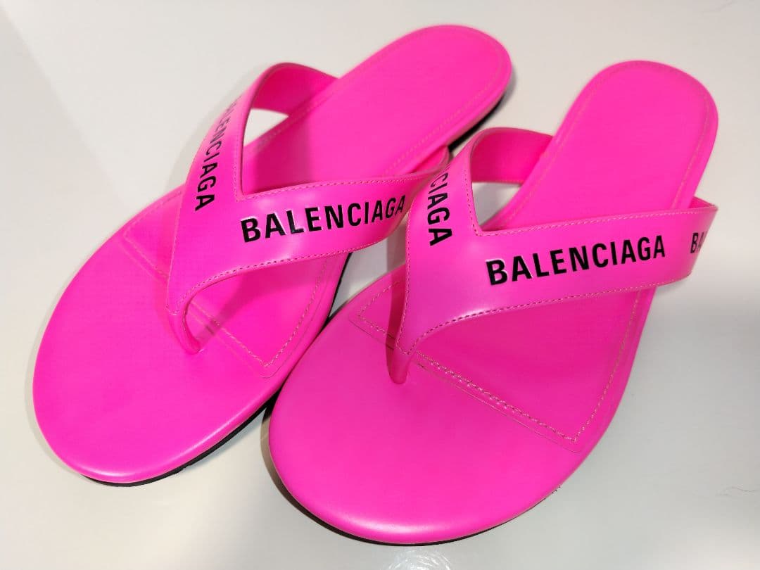 BALENCIAGA ピンク トングサンダル ピンク系 BALENCIAGA(バレンシアガ) サンダル・ミュール(レディース