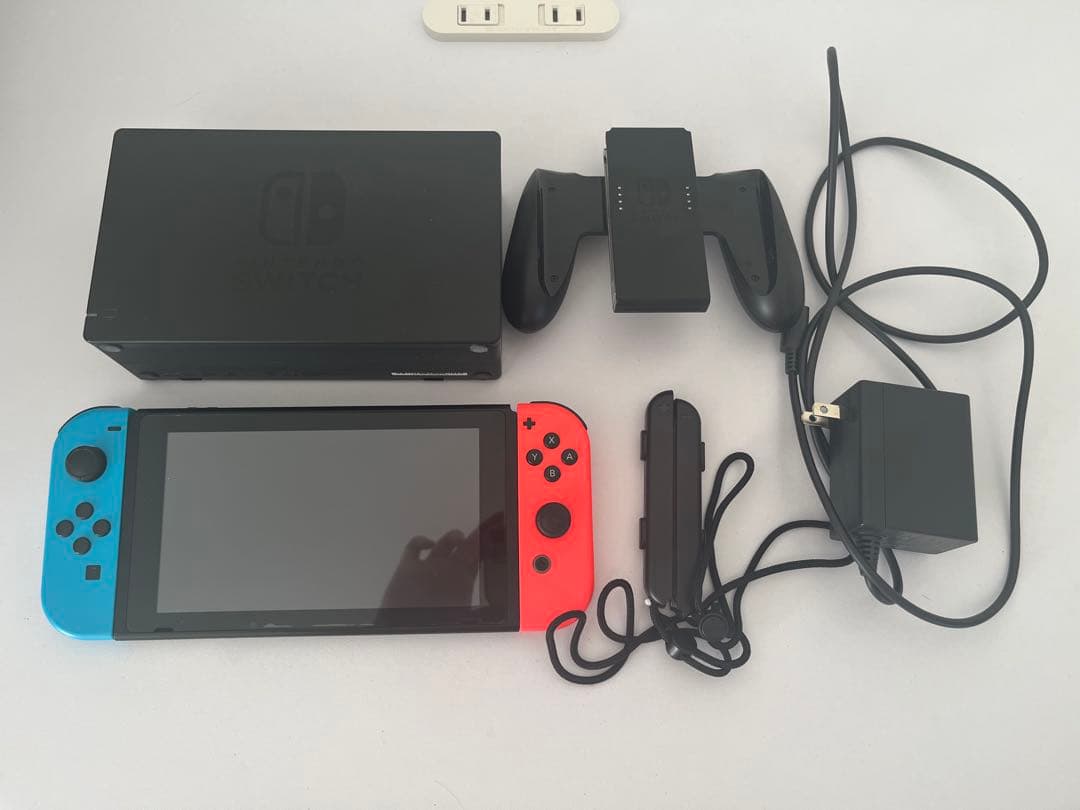 Nintendo Switch 本体 青/赤 Joy-Con Nintendo Switch Console with Neon Blue and Red Joy-Con, 32GB