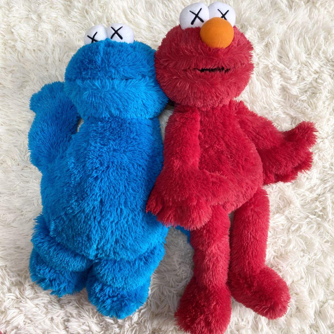 KAWS カウズ エルモ クッキーモンスター ぬいぐるみ - メルカリ
