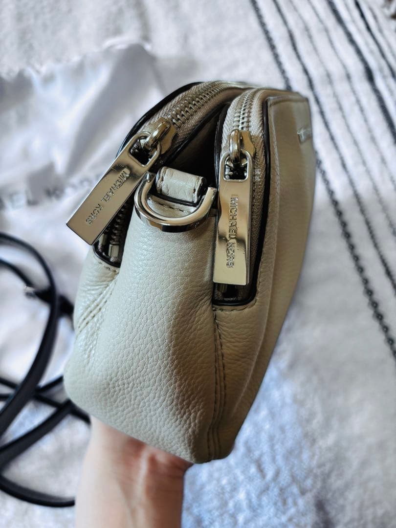 MICHAEL KORS グレー レザー ショルダーバッグ - メルカリ