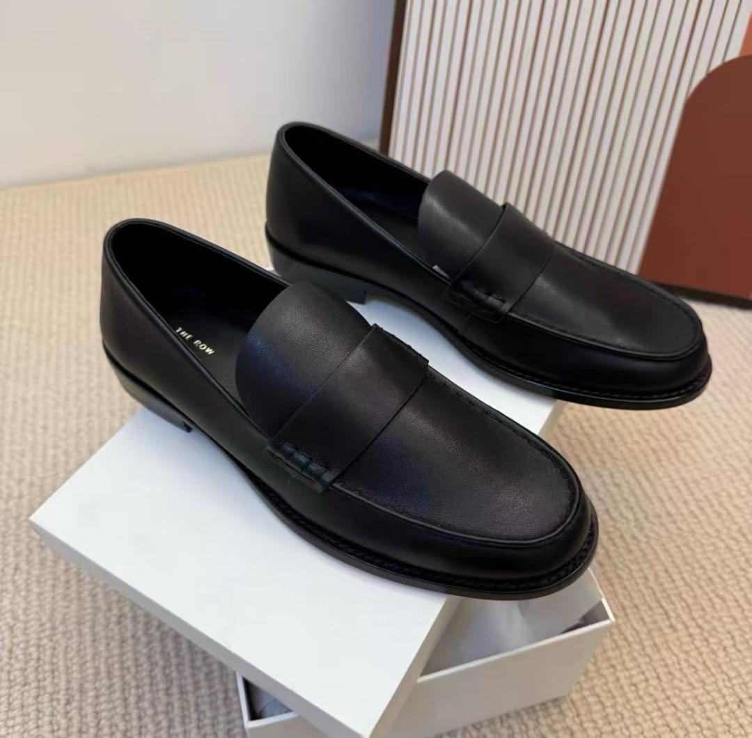 THE ROW ブラックレザー ローファー - メルカリ