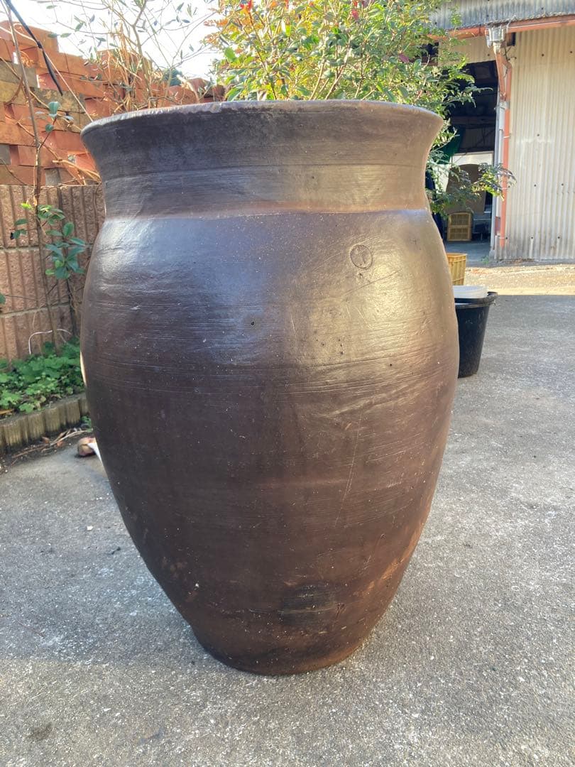 時代物 陶器の大型甕 古い壺 。茶褐色。和モダン 高さ64センチ 訳あり。存在感抜群！時代物 陶器の大型甕 古い壺 。茶褐色。和モダン