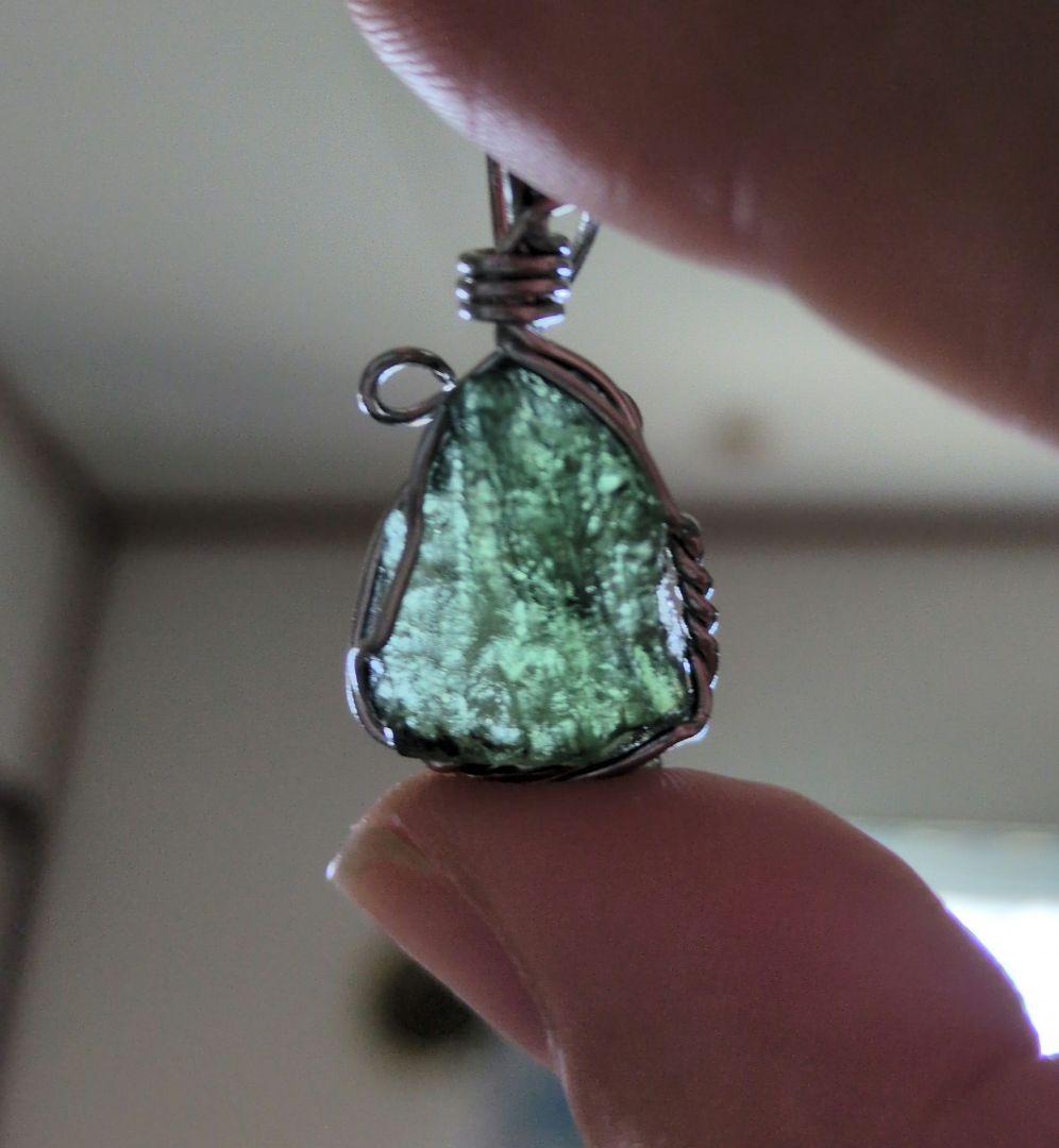 モルダバイト原石 ワイヤーラップペンダント 貴重 S115957691