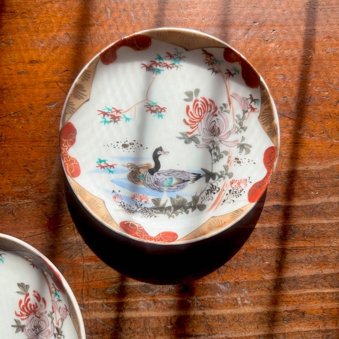 骨董皿 金彩色絵 菊・紅葉・彼岸花文様 鴨（かも）図 色絵皿 小皿2枚