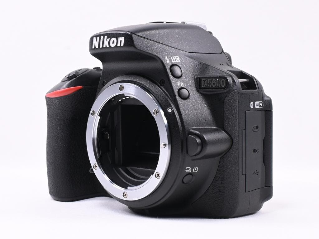 【美品】 ニコン　Nikon D5600 ダブルズームキット《ショット数218》