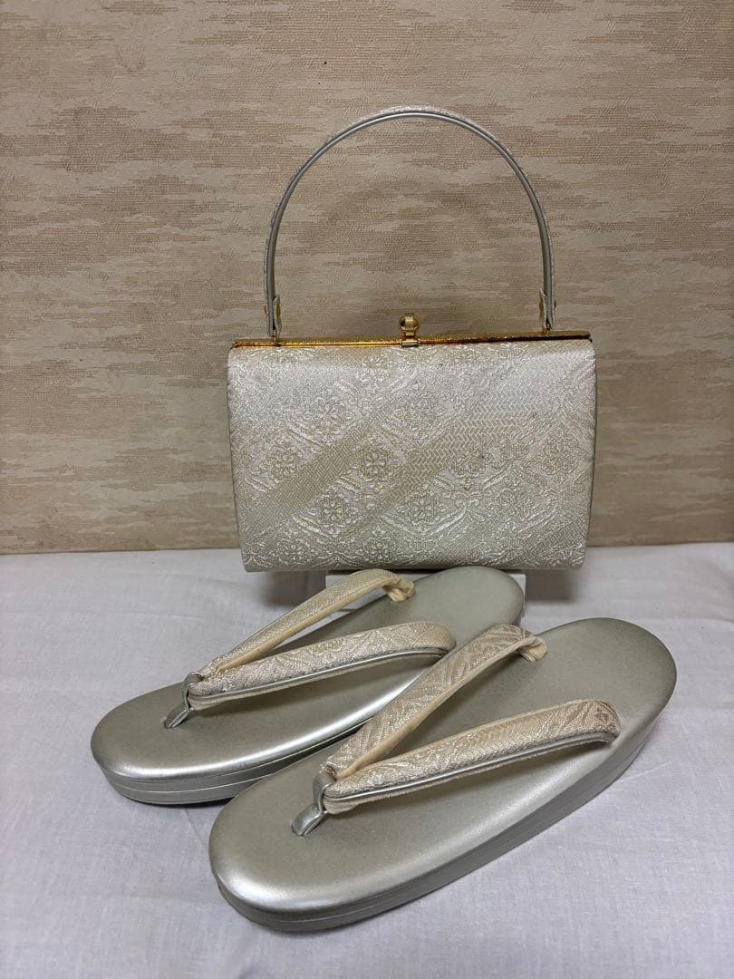 和装用草履バッグセット　シルバー系　正倉院模様　金銀　エレガント　新品　少々訳有 草履バッグセット 沙織 礼装用 シルバー系の草履&華柄のバッグ S/LL