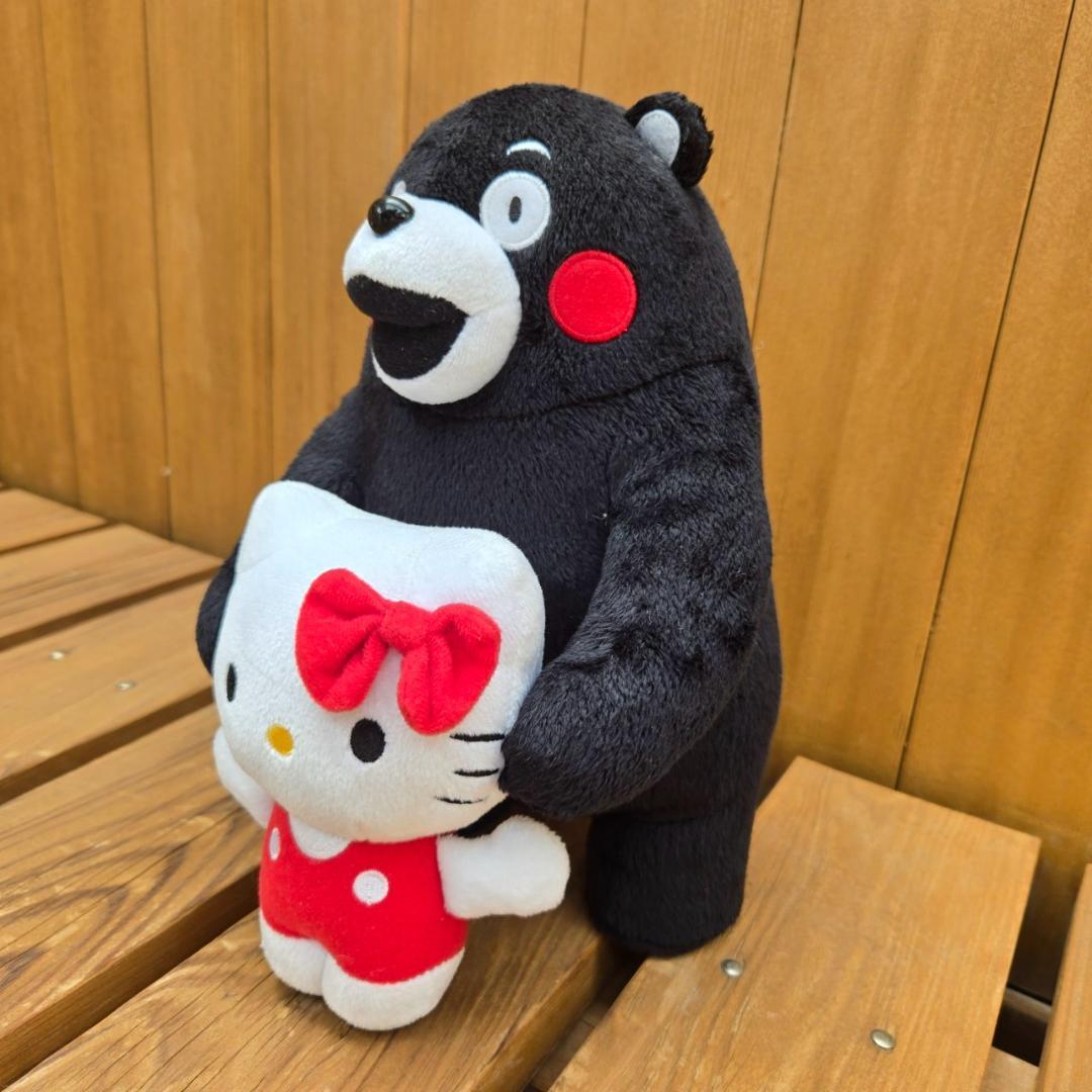 くまモン × サンリオ キティちゃん 熊本限定 ぬいぐるみ 26㎝ - メルカリ