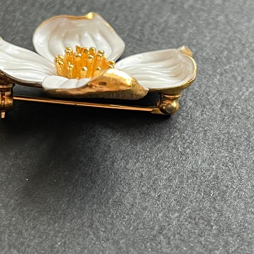 CROWN TRIFARI 白エナメル ハナミズキ ブローチ&イヤリングセット