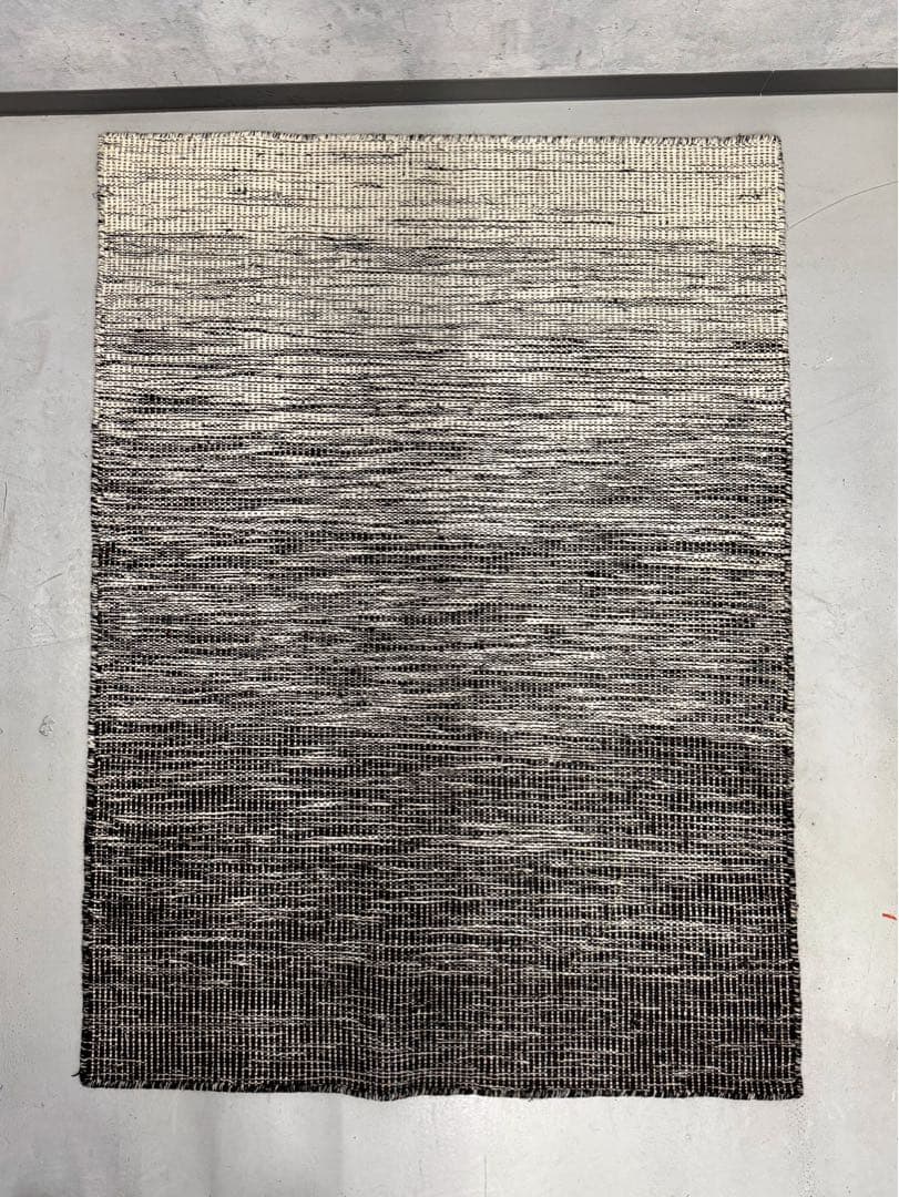 さ*ぼ様 インド　手織りのラグ　ウールフラットウィー 100x140 cm 白と インド 手織りのラグ ウールフラットウィー 100x140 cm 白と黒