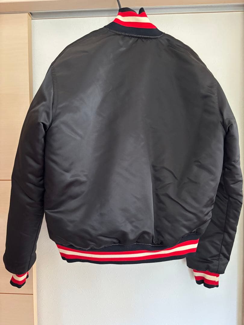 シカゴ・ブルズ スタジャン ブラック/レッド リバーシブル