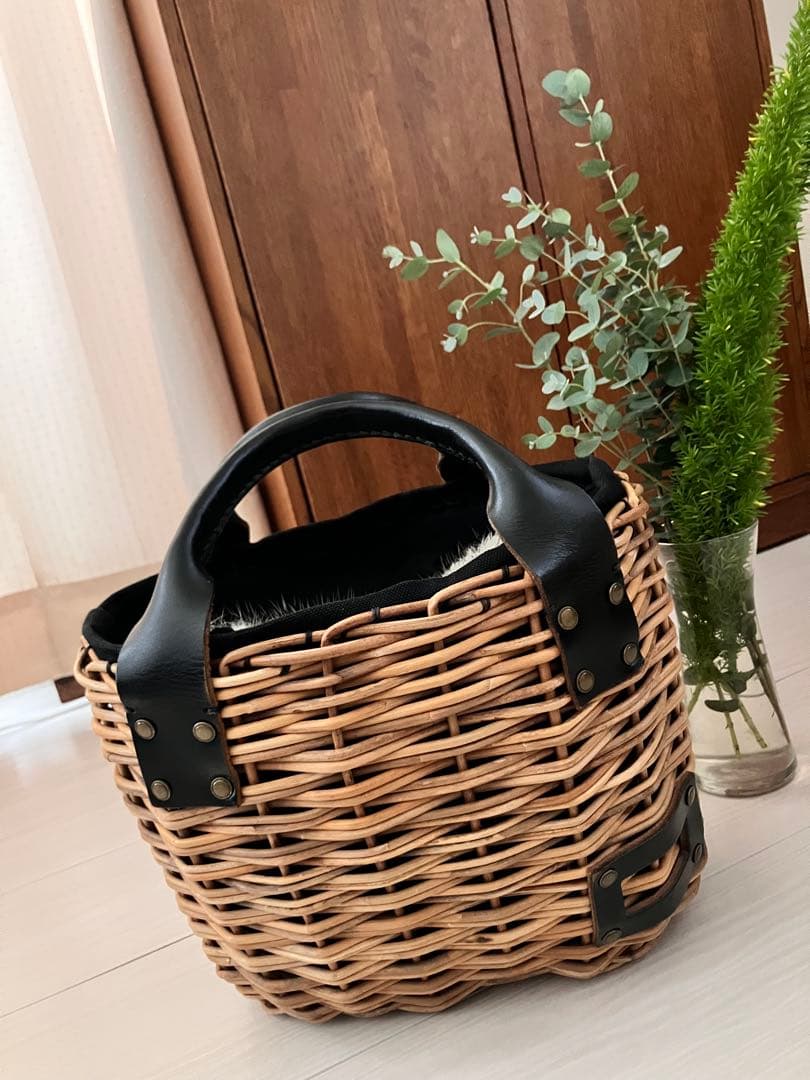 美品エバゴス ebagos＊2本編みバッグ＊ラビットファー被せ付き 人気ブランド【ebagos / エバゴス】より定番のファー被せ籐編みトート