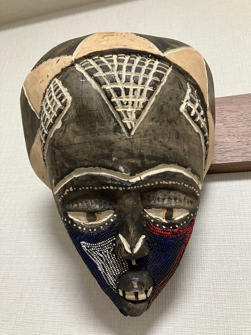 アフリカ 木製マスク ビーズ装飾 アフリカ 木製マスク ビーズ装飾