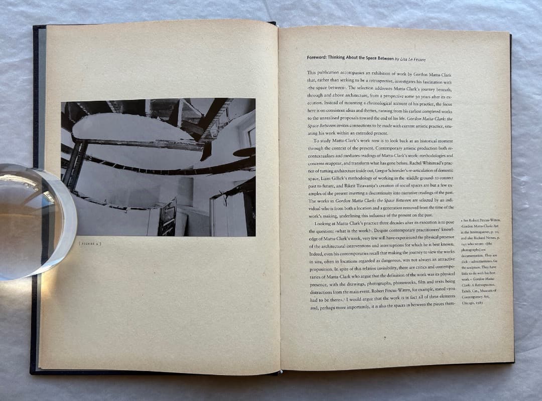 洋書）Gordon Matta-Clark: The Space Between