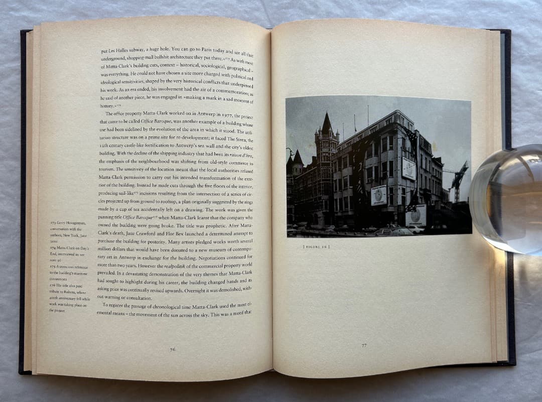 洋書）Gordon Matta-Clark: The Space Between