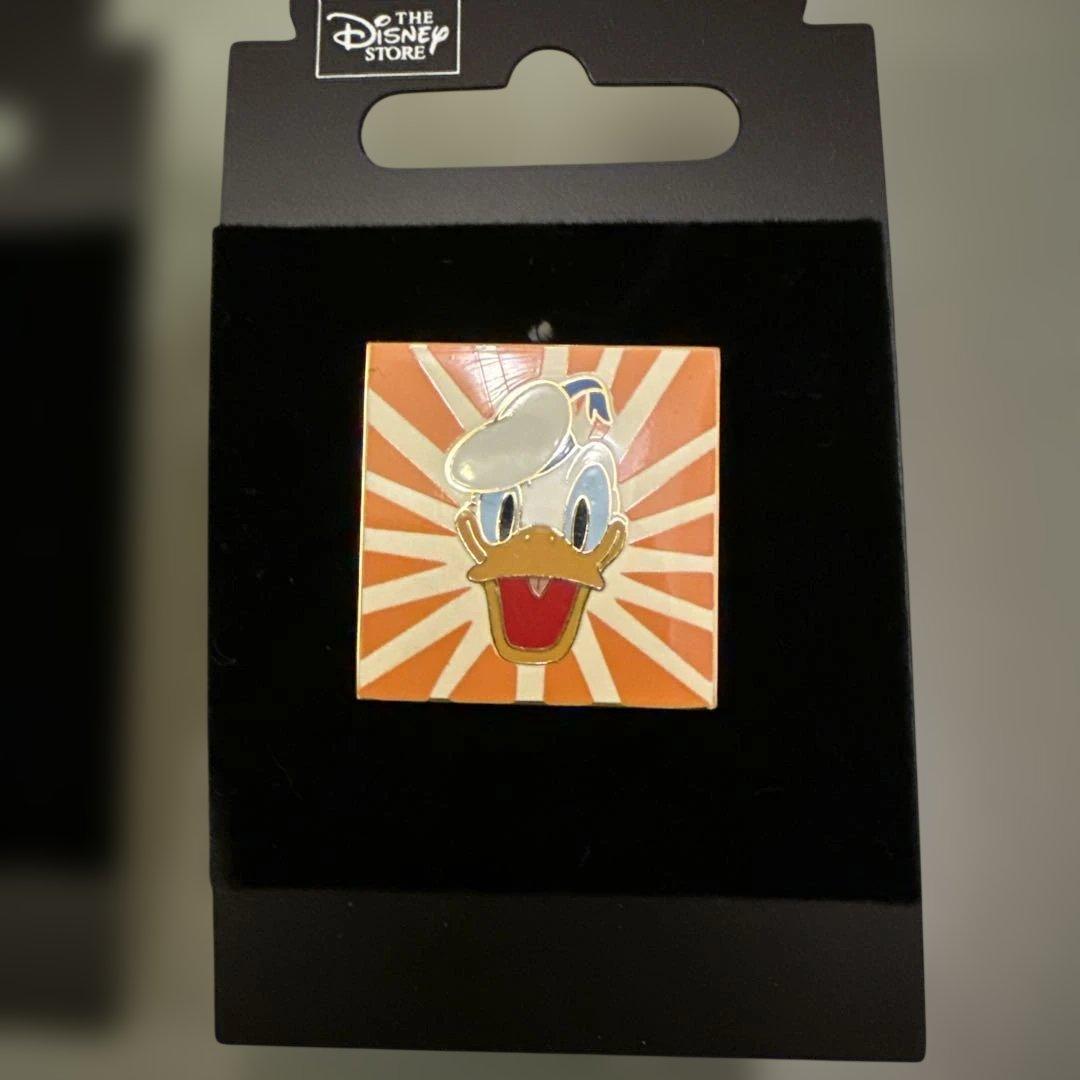 ②ディズニーストア プルート ドナルドダック ピンバッジセット - メルカリ