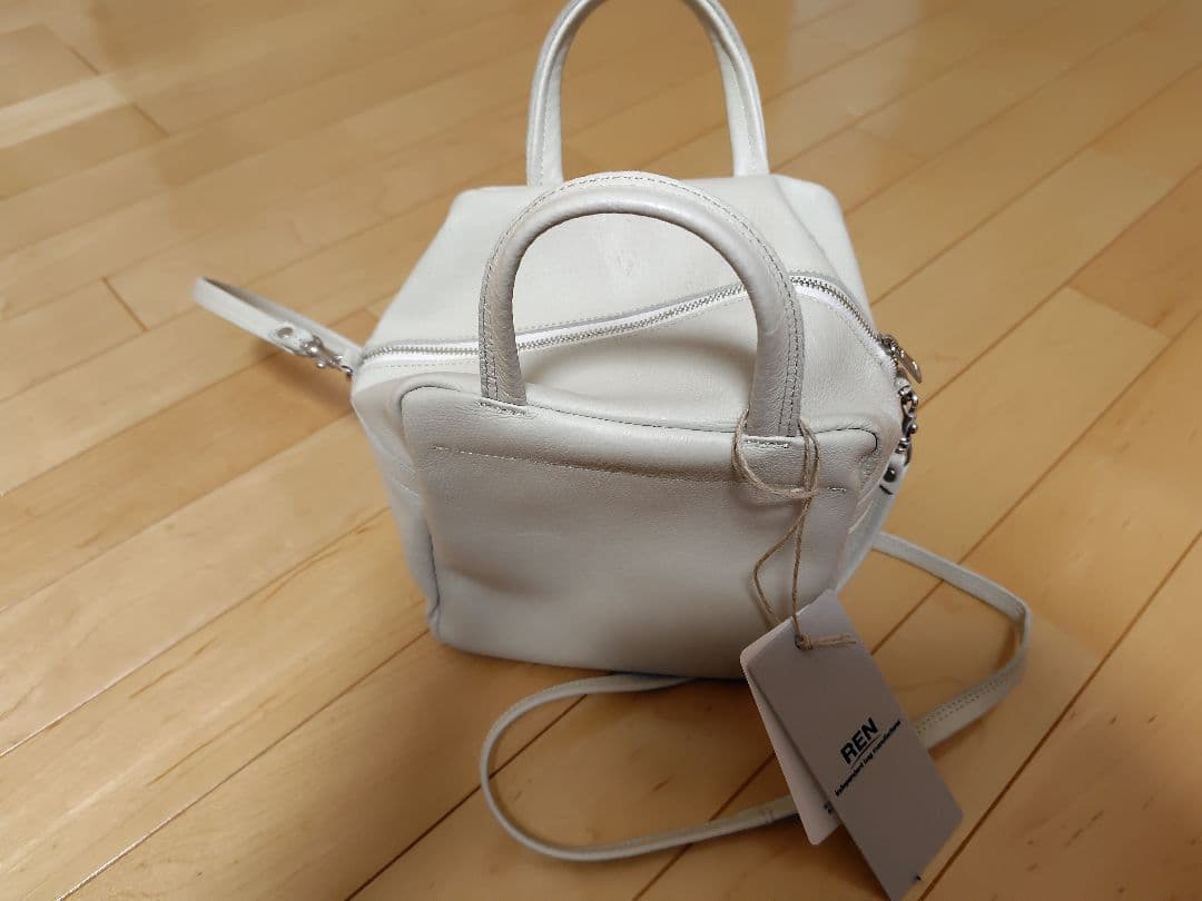 新品タグ付】REN HALLIE 2WAYキューブポシェット(OATMEAL - バッグ在庫