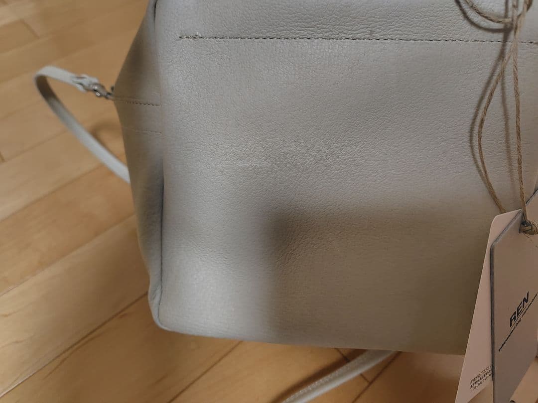 新品タグ付】REN HALLIE 2WAYキューブポシェット(OATMEAL - バッグ在庫