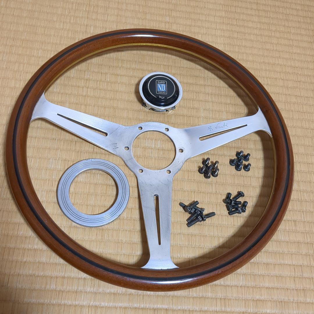 ナルディウッドステアリング、ホーンボタン、取り付けネジ。 ナルディ クラシック ウッドステアリング おまけホーンボタン・ネジ6本