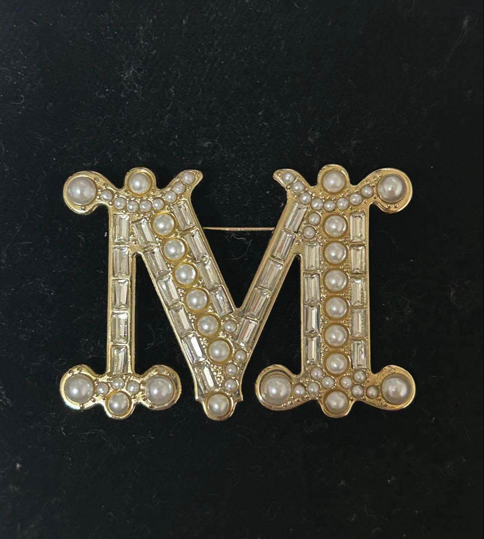MaxMara ゴールド M字型ブローチ　パール　クリスタル Max Mara（マックスマーラ） ブローチ MAX MARA CRYSTRAL BATH2