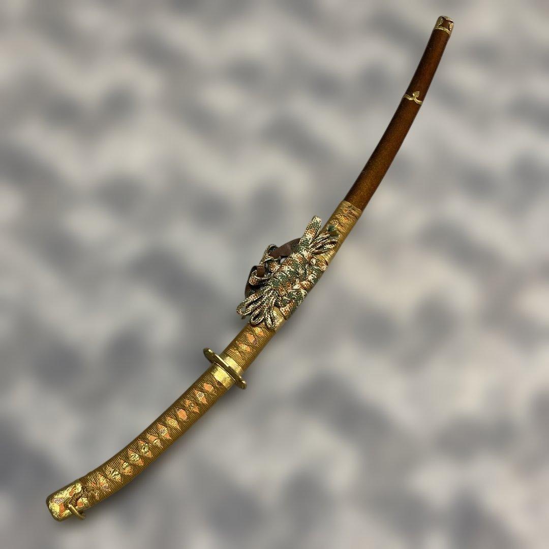 模造刀 太刀 金茶柄 太刀型金鍔 金口金尻梨地呂鞘 - メルカリ