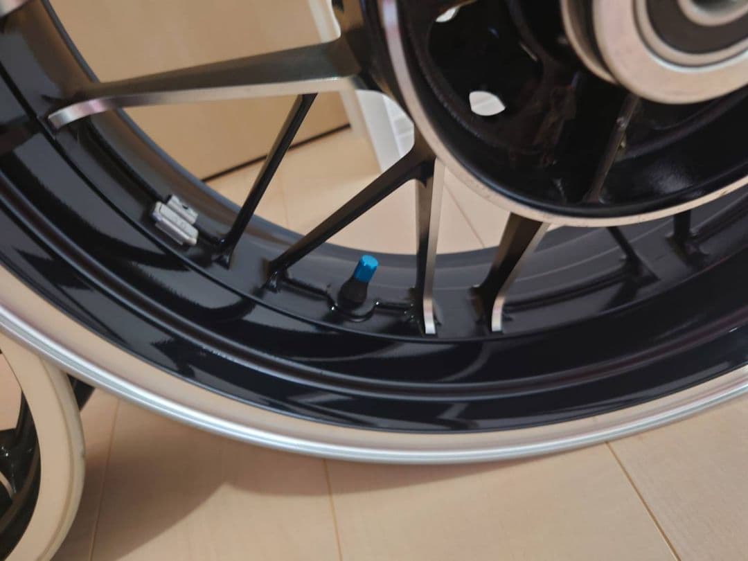 今だけ値下げz900rs用 中古純正ホイール前後セット - メルカリ