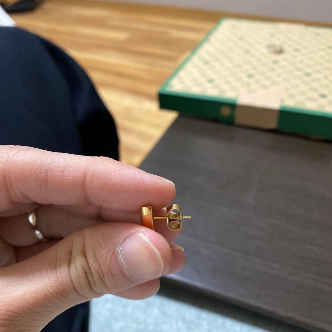 V字型ゴールドスタッドピアス 片耳