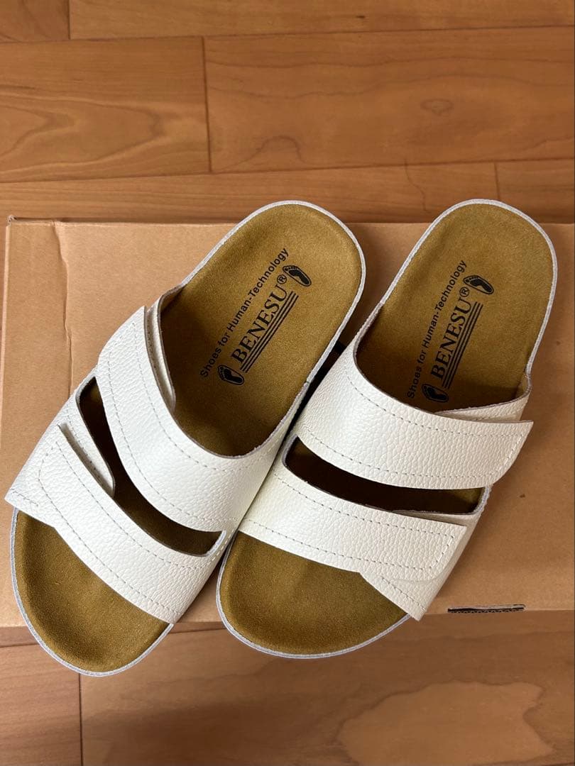 BENESU ホワイト スリッパサンダル23cm - メルカリ
