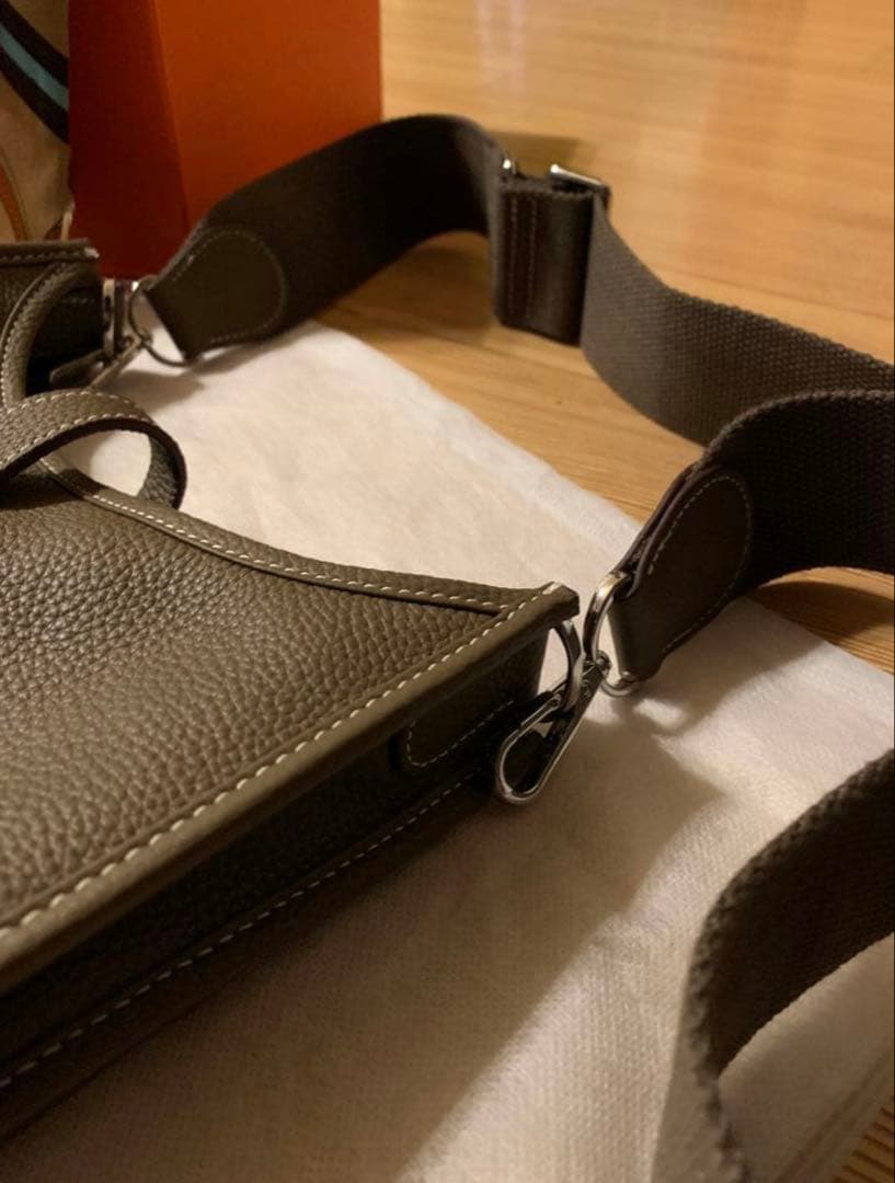 Hロゴ Hパンチング ショルダーバッグ ショルダーストラップ2本付き 最