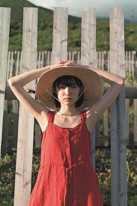 直筆サイン入り 1st 小宮山莉渚 写真集『少女果実』｜サイン本 - メルカリ