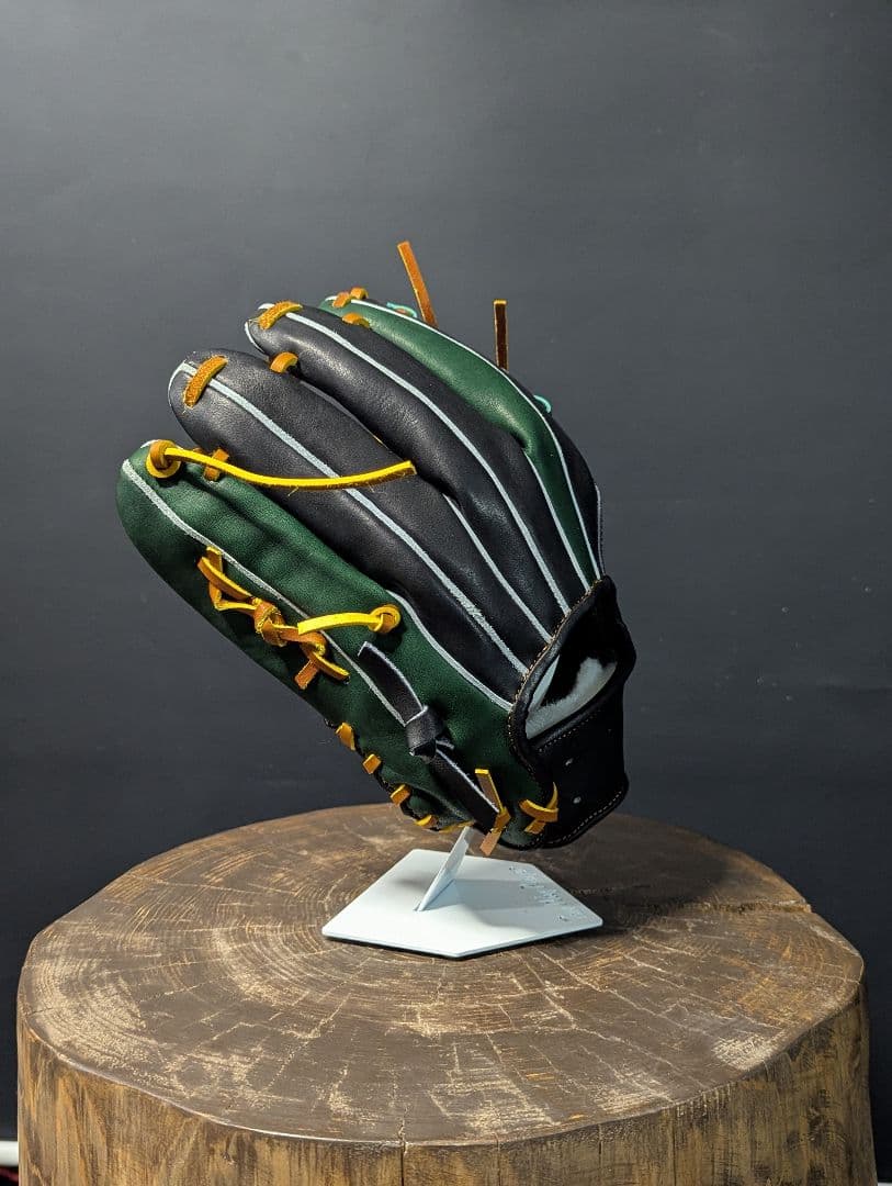 ブラックとダークグリーンの軟式用野球グローブ