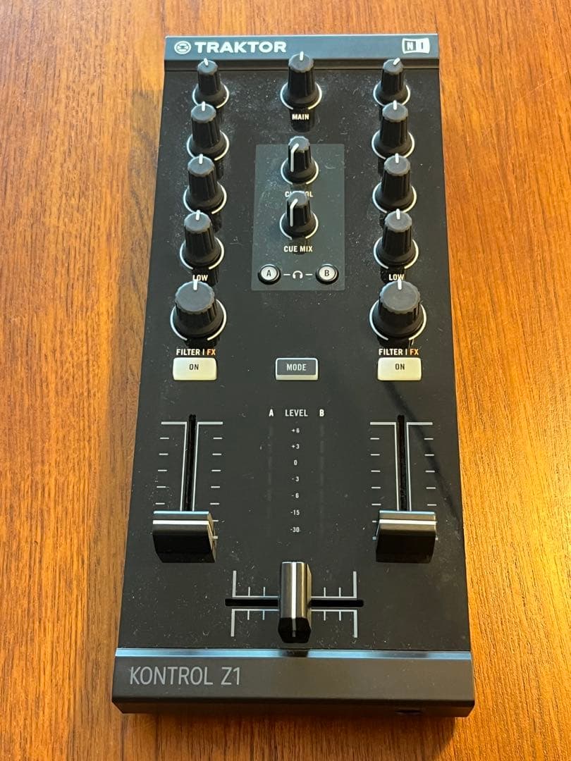 TRAKTOR KONTROL Z1 DJコントローラー　専用バッグ付き Amazon.com: Native Instruments Traktor Kontrol Z1 DJ Mixing