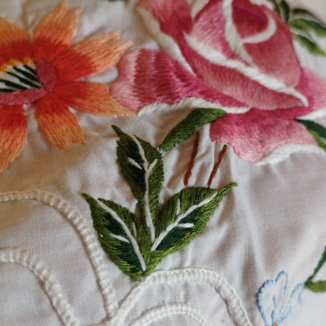 イギリスヴィンテージ 薔薇のモチーフ手刺繍 オーバル 大判 テーブルクロス