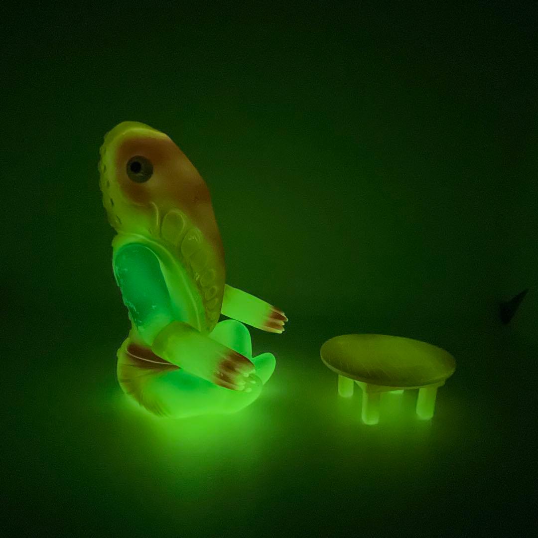 最終値下げ　激レア　希少　ブルマァク 蓄光 メトロン星人 ちゃぶ台付き ソフビ 最終値下げ 激レア 希少 ブルマァク 蓄光 メトロン星人 ちゃぶ台付き