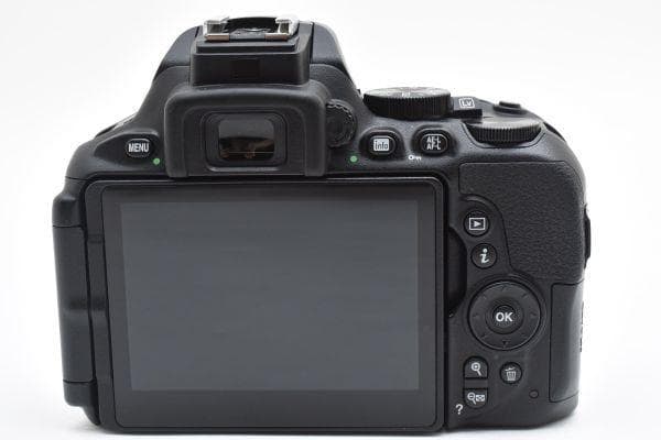 【美品】ニコン Nikon D5600 ボディ 《ショット数8961回》