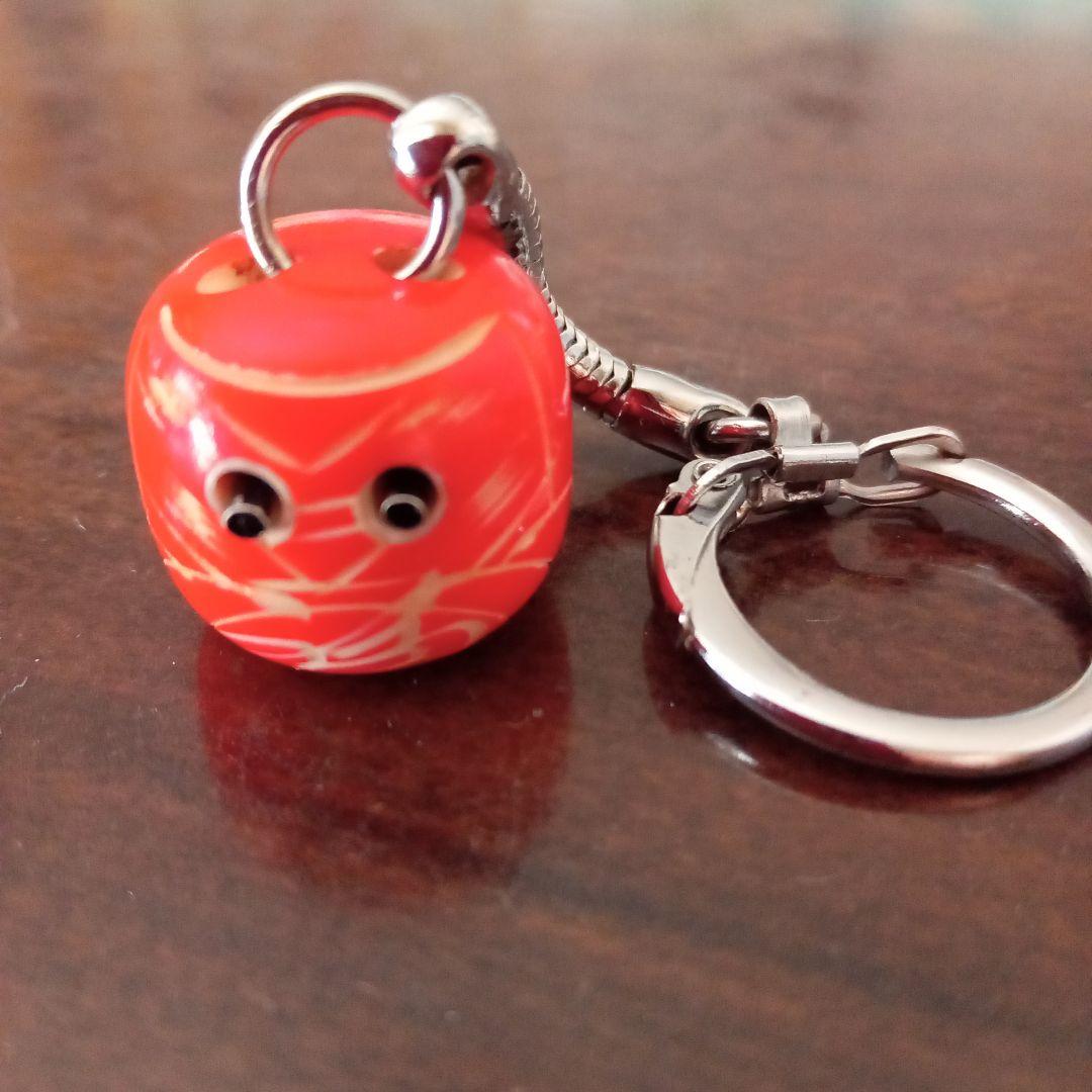 目が飛び出す ダルマキーホルダー - メルカリ