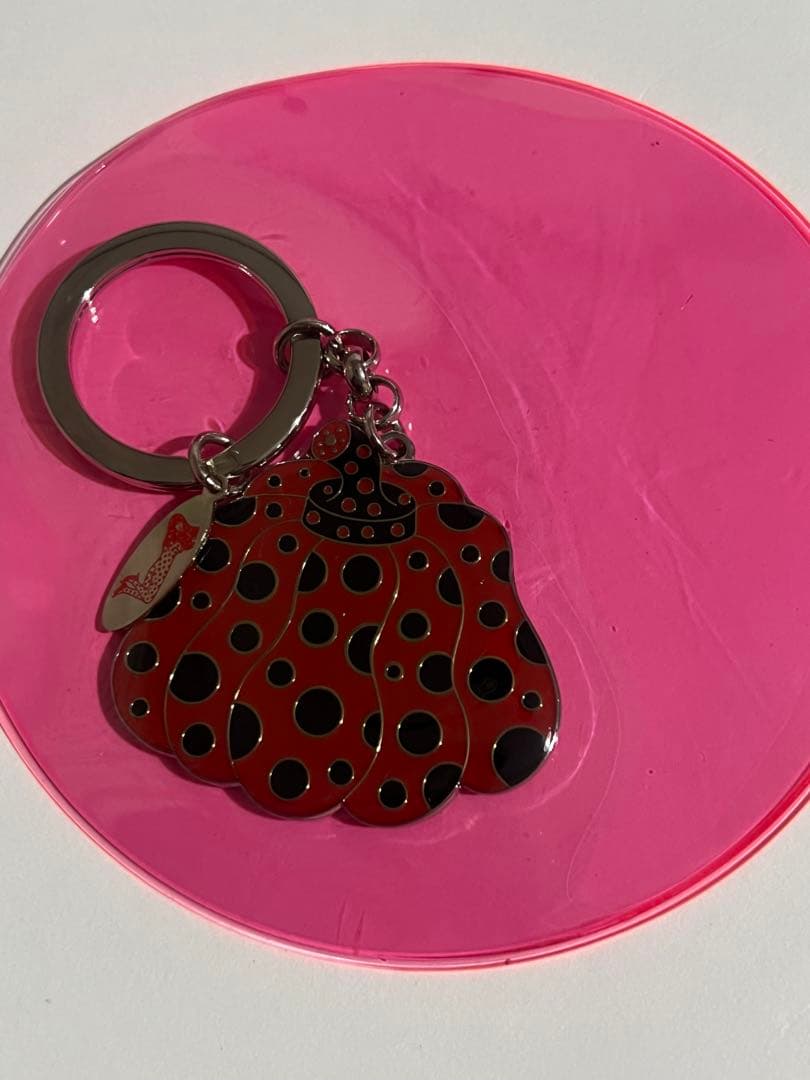 草間弥生】カボチャ型キーホルダー 赤黒水玉 - メルカリ