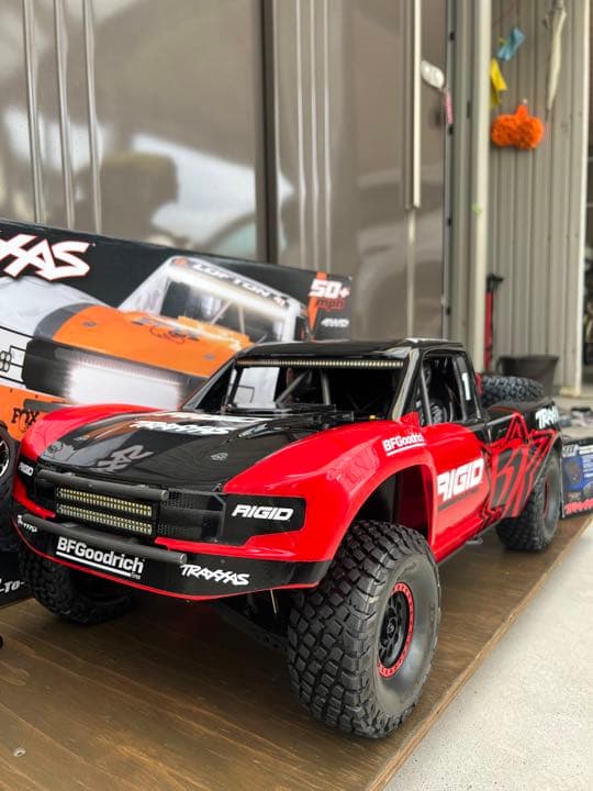 TRAXXAS UDR 1/8スケール 未使用TRAXXAS UDR 1/8スケール未使用