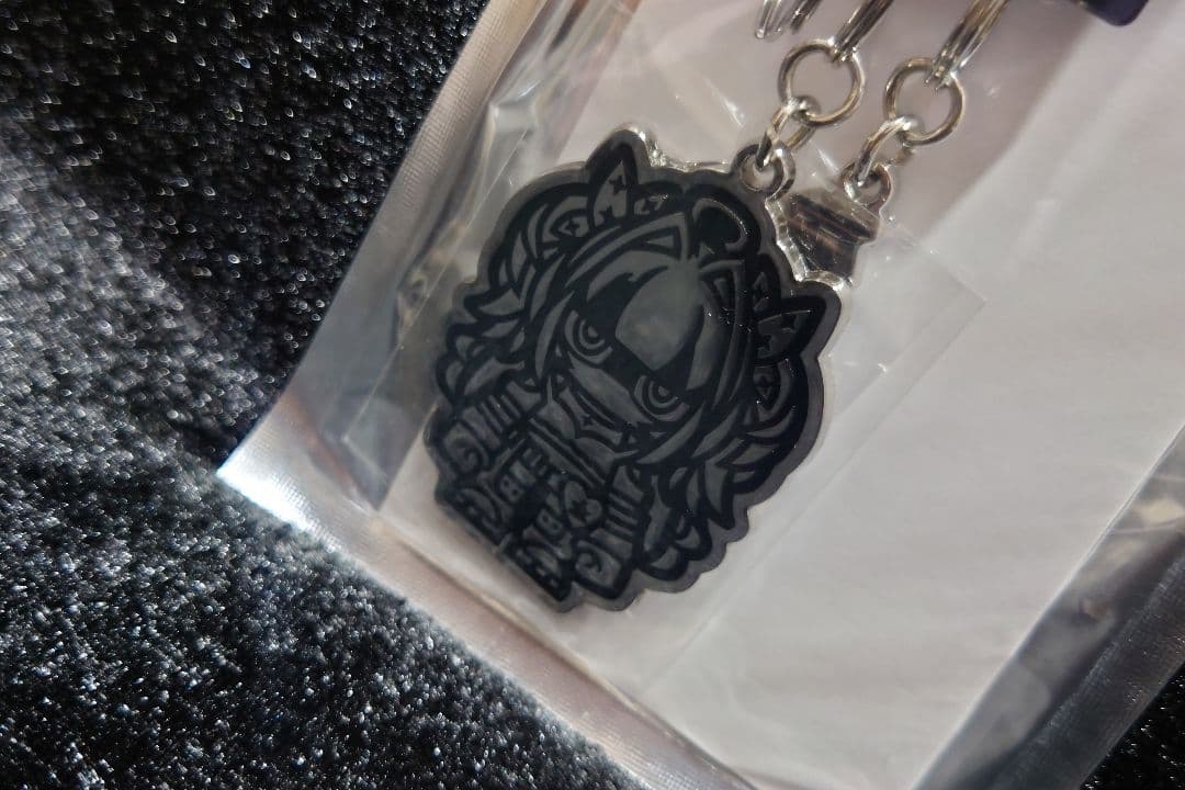 ホロライブ FLOW GLOW カラビナメタルキーホルダー 綺々羅々 ヴィヴィ